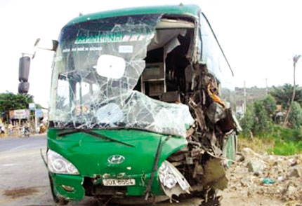 Xe kh&aacute;ch đối đầu xe tải tr&ecirc;n đ&egrave;o, 9 người thương vong 1