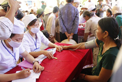 Y tế vượt s&oacute;ng gi&oacute; đến với ngư d&acirc;n 1