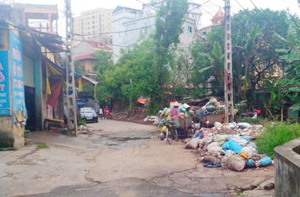 H&agrave; Đ&ocirc;ng, H&agrave; Nội: D&acirc;n chịu trận v&igrave; sống gần c&aacute;c điểm tập kết r&aacute;c 1