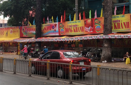 Độc đ&aacute;o đ&egrave;n lồng thể hiện t&igrave;nh y&ecirc;u nước 1