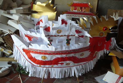 Đặt cả “chân dài” gửi… người âm 1