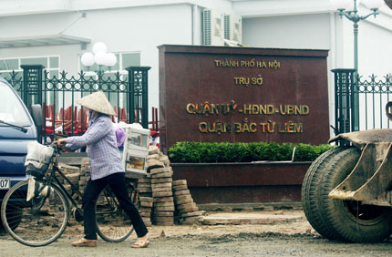Bị đề nghị kỷ luật, Ph&oacute; Chủ tịch quận mới n&oacute;i g&igrave;? 1