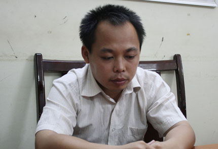 Hung thủ vụ bắt giữ con tin ở H&agrave; Nội: Tay cầm dao, tay lướt web 1