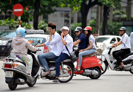 C&aacute;m dỗ v&acirc;y k&iacute;n cổng trường 1