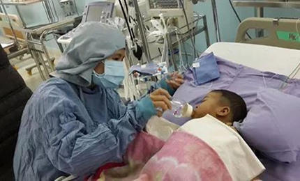 Mẹ cho lá gan để cứu sống con gái: Đứng suốt 15 giờ để hoàn tất ca phẫu thuật  1
