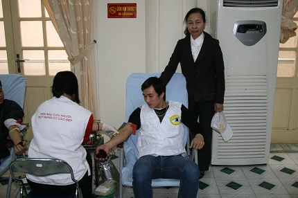 B&agrave; gi&agrave; 60 tuổi v&agrave; h&agrave;ng triệu đơn vị m&aacute;u cứu người 1