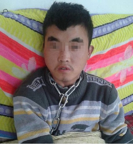 Bị cha xích trong phòng vì không sửa được tính trộm cắp 2 Bị cha xích trong phòng vì không sửa được tính trộm cắp 2