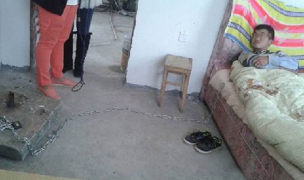 Bị cha xích trong phòng vì không sửa được tính trộm cắp 3 Bị cha xích trong phòng vì không sửa được tính trộm cắp 3