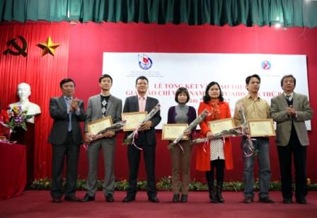 Trao giải b&aacute;o ch&iacute; về HIV/AIDS lần thứ ba 1