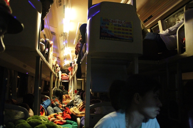 Hơn 100 kh&aacute;ch bị &ldquo;giam lỏng&rdquo; 1