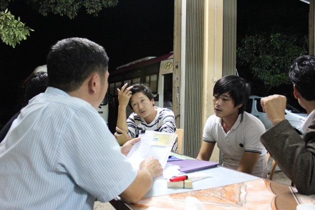 Hơn 100 kh&aacute;ch bị &ldquo;giam lỏng&rdquo; 3