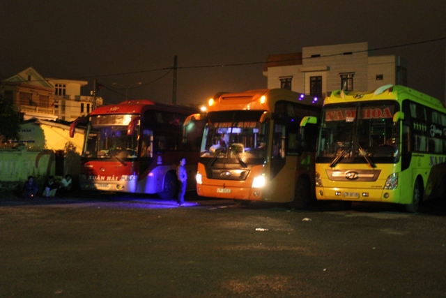 Hơn 100 kh&aacute;ch bị &ldquo;giam lỏng&rdquo; 2