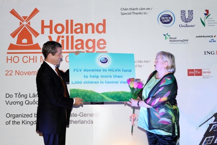 Trao tặng 4.800 suất sữa cho Ủy ban Y tế Hà Lan – Việt Nam  1