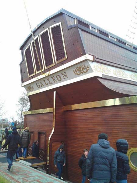 Cho&aacute;ng v&aacute;ng trước dinh thự si&ecirc;u lộng lẫy của Tổng thống Ukraine  14