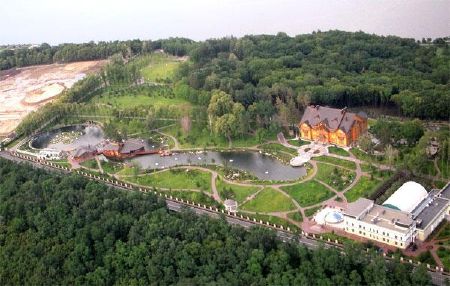 Cho&aacute;ng v&aacute;ng trước dinh thự si&ecirc;u lộng lẫy của Tổng thống Ukraine  1
