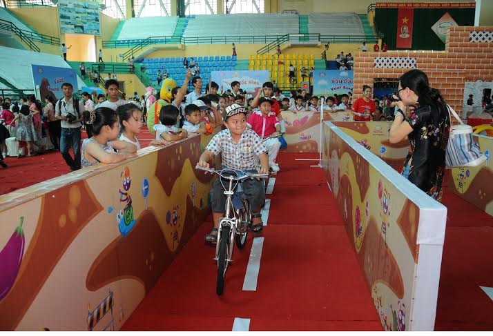 Tưng bừng hội giao lưu "c&ugrave;ng em học an to&agrave;n giao th&ocirc;ng" 4