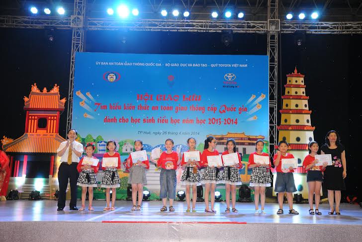 Tưng bừng hội giao lưu "c&ugrave;ng em học an to&agrave;n giao th&ocirc;ng" 8