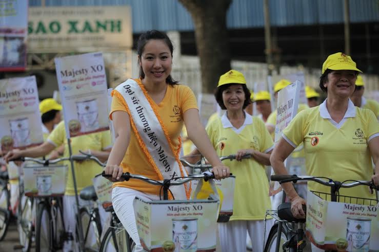 Hoa hậu Ngô Phương Lan khỏe khoắn đạp xe trong sáng hè Hà Nội 2