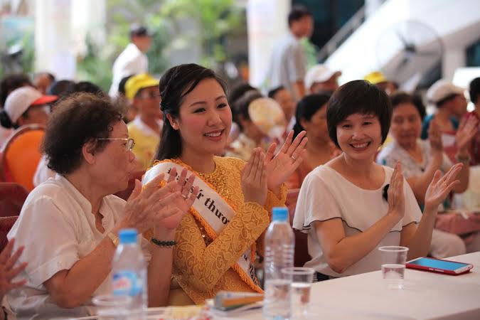 Hoa hậu Ngô Phương Lan khỏe khoắn đạp xe trong sáng hè Hà Nội 5