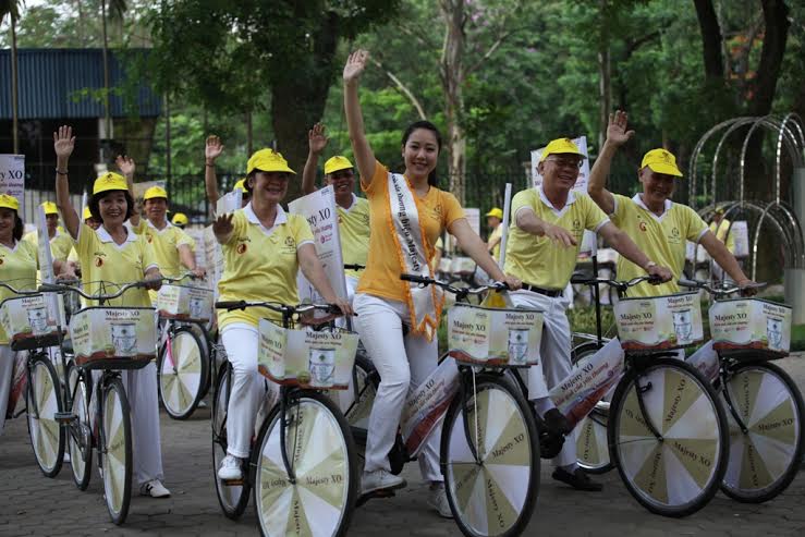 Hoa hậu Ngô Phương Lan khỏe khoắn đạp xe trong sáng hè Hà Nội 1