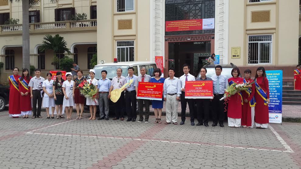 Trao tặng xe cứu thương cho Bệnh viện Đại học Y H&agrave; Nội 1