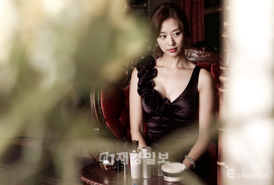 Nữ ho&agrave;ng - c&ocirc; nữ sinh giữa bầy s&oacute;i 1