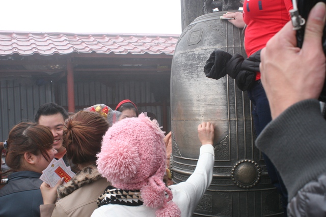 Chen ch&acirc;n x&aacute;t tiền l&ecirc;n chu&ocirc;ng kh&aacute;nh ch&ugrave;a Đồng, Y&ecirc;n Tử 2