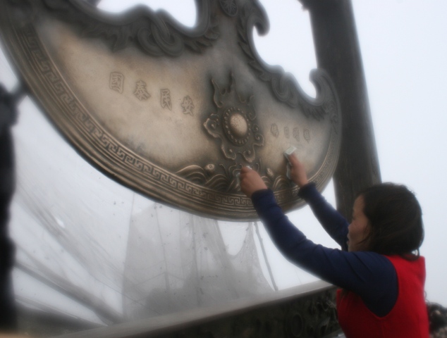 Chen ch&acirc;n x&aacute;t tiền l&ecirc;n chu&ocirc;ng kh&aacute;nh ch&ugrave;a Đồng, Y&ecirc;n Tử 1