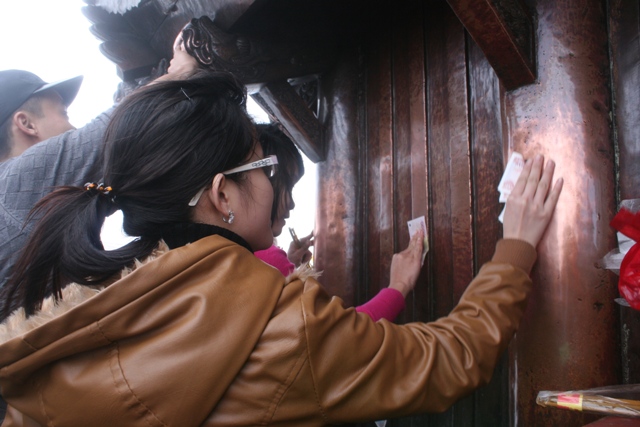 Chen ch&acirc;n x&aacute;t tiền l&ecirc;n chu&ocirc;ng kh&aacute;nh ch&ugrave;a Đồng, Y&ecirc;n Tử 3