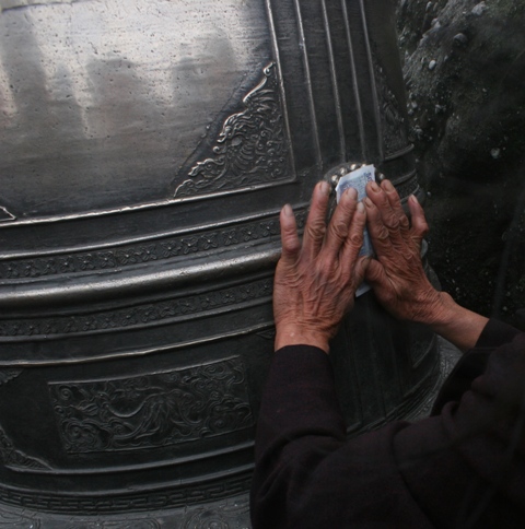 Chen ch&acirc;n x&aacute;t tiền l&ecirc;n chu&ocirc;ng kh&aacute;nh ch&ugrave;a Đồng, Y&ecirc;n Tử 4