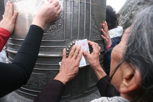 Chen ch&acirc;n x&aacute;t tiền l&ecirc;n chu&ocirc;ng kh&aacute;nh ch&ugrave;a Đồng, Y&ecirc;n Tử 5