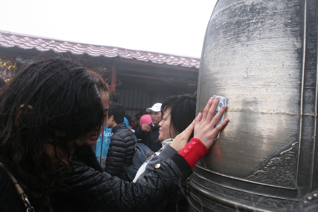 Chen ch&acirc;n x&aacute;t tiền l&ecirc;n chu&ocirc;ng kh&aacute;nh ch&ugrave;a Đồng, Y&ecirc;n Tử 6