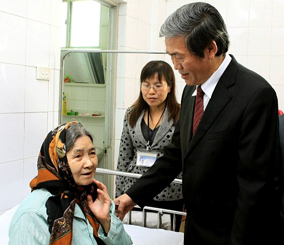 Đồng chí Đinh Thế Huynh thăm một số Bệnh viện nhân ngày 27/2 3