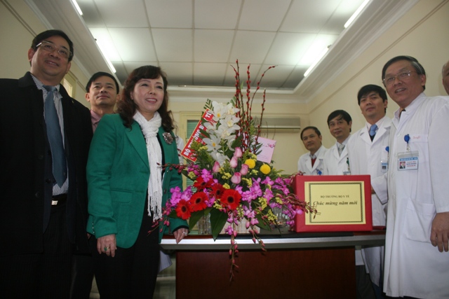 Gi&aacute;p Tết, Bộ trưởng Bộ Y tế thăm 2 bệnh viện lớn của Thủ đ&ocirc; 5