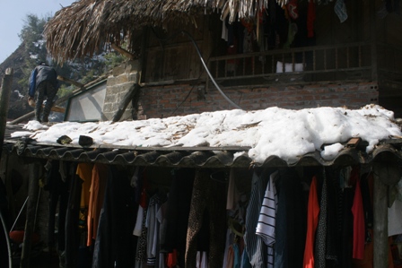 Trẻ vùng cao Lào Cai không đủ quần áo trong cái lạnh thấu xương 7