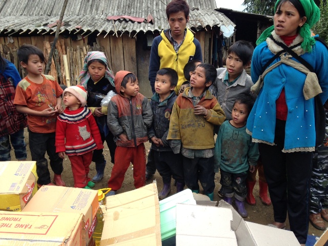 Trẻ vùng cao Lào Cai không đủ quần áo trong cái lạnh thấu xương 12