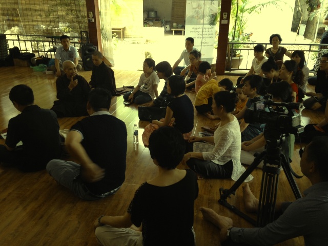 Rủ nhau đăng k&iacute; hiến gi&aacute;c mạc sau khi chết 3