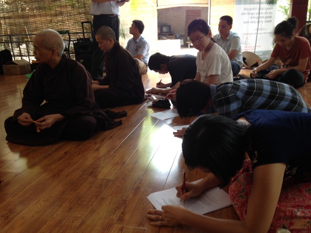 Rủ nhau đăng k&iacute; hiến gi&aacute;c mạc sau khi chết 2