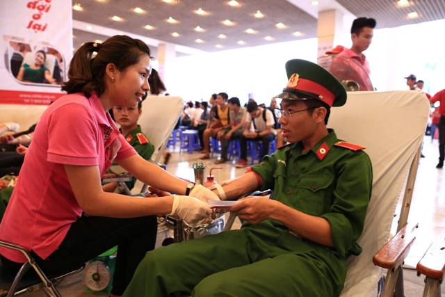 7000 người đội mưa tham gia &ldquo;Giọt hồng tri &acirc;n&rdquo; 1