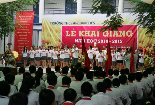 Giọng h&aacute;t Việt nh&iacute; Mai Ch&iacute; C&ocirc;ng h&aacute;t mừng ng&agrave;y khai giảng qua mạng 4
