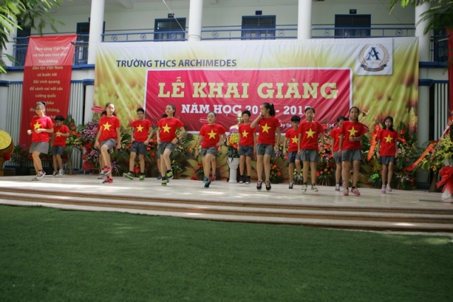 Giọng h&aacute;t Việt nh&iacute; Mai Ch&iacute; C&ocirc;ng h&aacute;t mừng ng&agrave;y khai giảng qua mạng 5