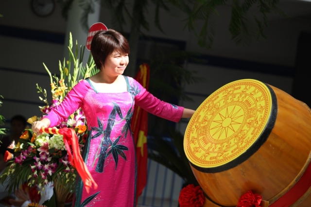Giọng h&aacute;t Việt nh&iacute; Mai Ch&iacute; C&ocirc;ng h&aacute;t mừng ng&agrave;y khai giảng qua mạng 1