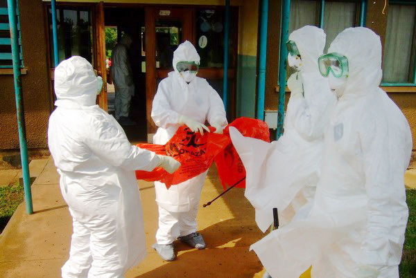 Bộ Y tế đặt mua 10.000 bộ trang phục phòng hộ đối phó với Ebola 2
