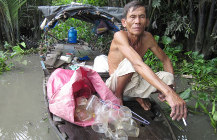 Những nghề kỳ quái trên sông Sài Gòn: Kiếm cơm ở nơi… hôi nhất  1