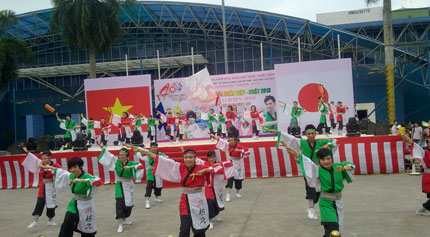 Giới trẻ Hà thành nô nức đến với lễ hội mùa xuân Việt -  Nhật  1