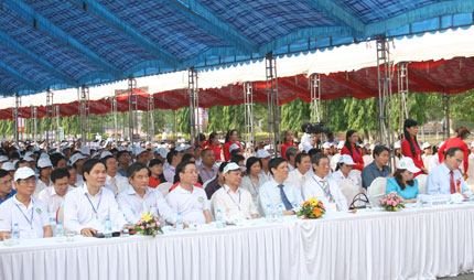 Phát động Tháng an toàn vệ sinh thực phẩm 2013  1