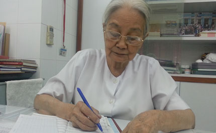 Tấm lòng nhân hậu, kiên trung của nữ bác sĩ 82 tuổi 1