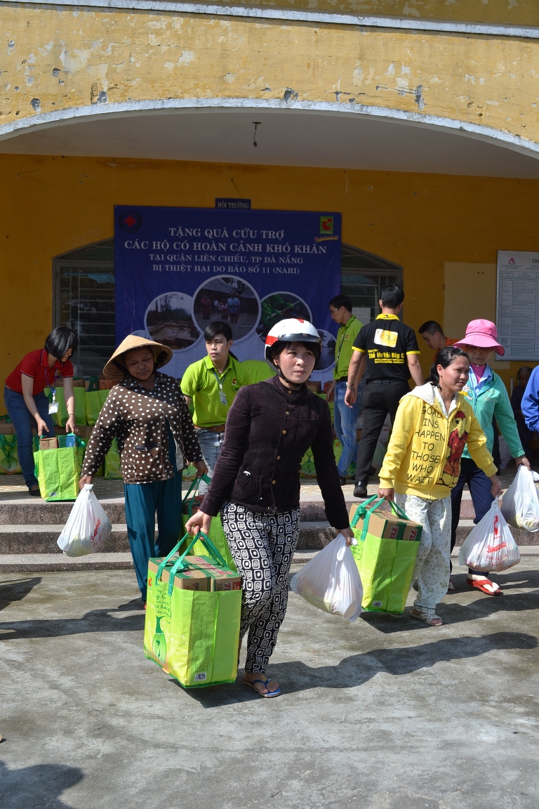 Nh&acirc;n vi&ecirc;n v&agrave; kh&aacute;ch h&agrave;ng Big C chung tay cứu trợ đồng b&agrave;o miền Trung  2