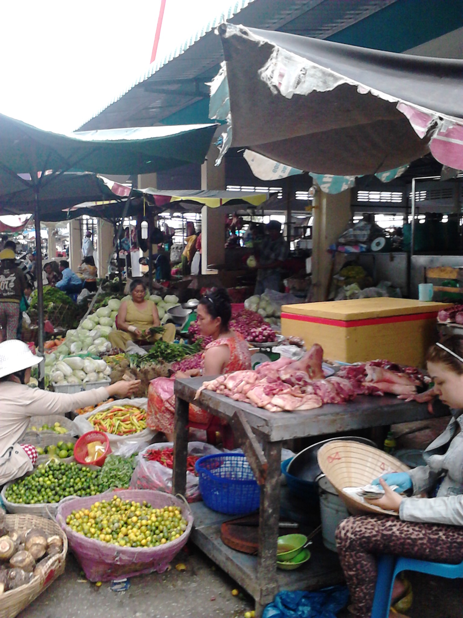 Thị trường Hà Nội trước bão Haiyan: Người bán sốt sắng, người mua thờ ơ 1