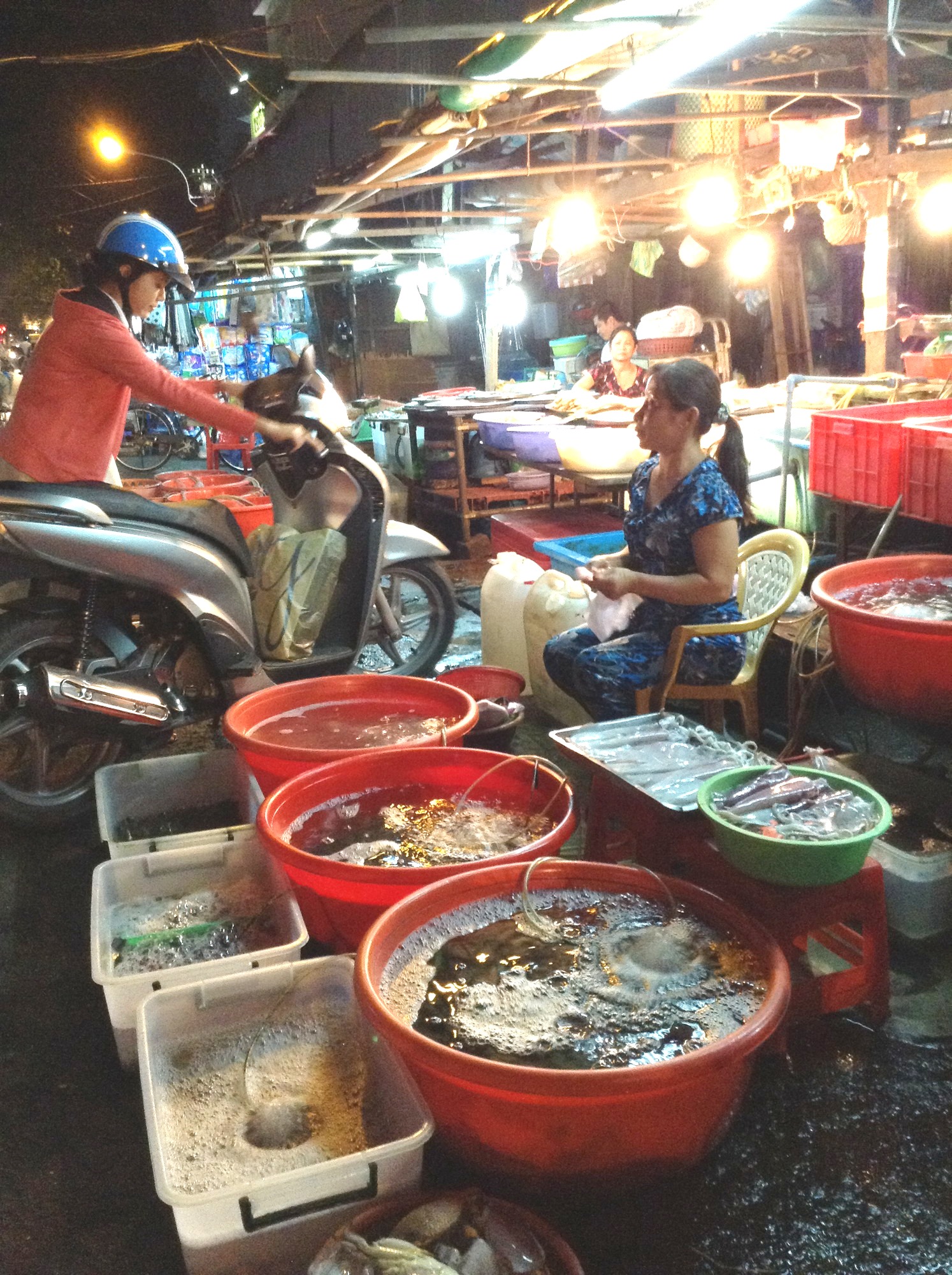 Thị trường Hà Nội trước bão Haiyan: Người bán sốt sắng, người mua thờ ơ 2